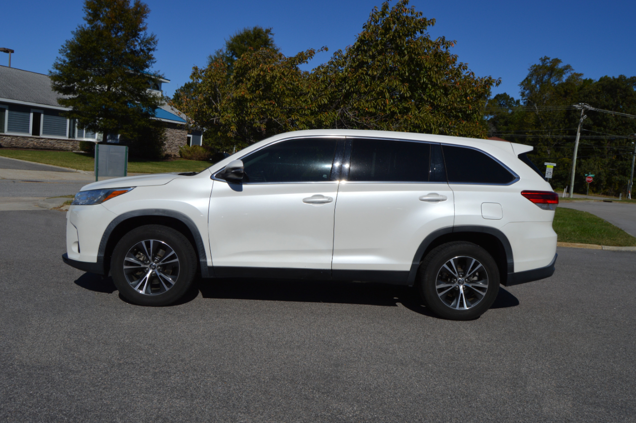 2019 Toyota Highlander LE photo 2