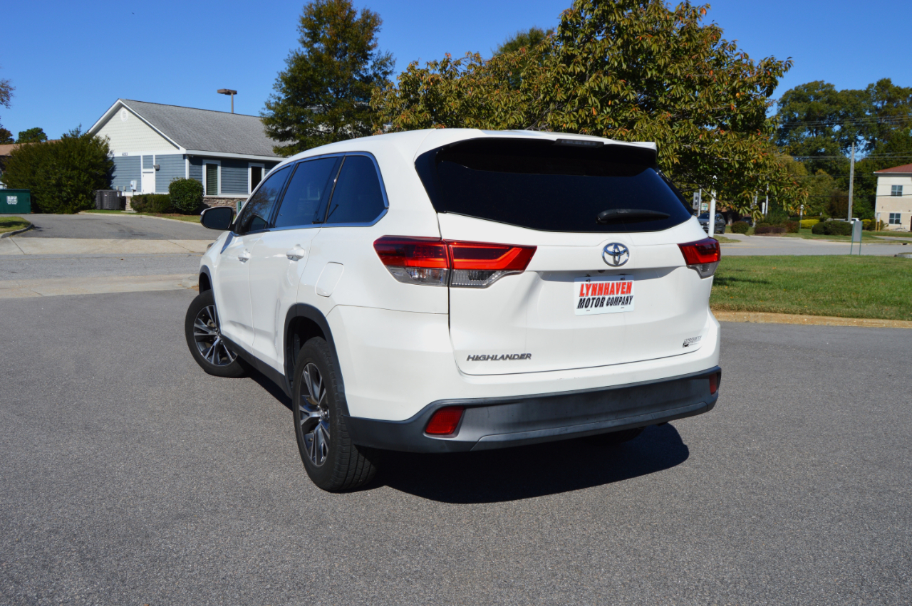 2019 Toyota Highlander LE photo 3