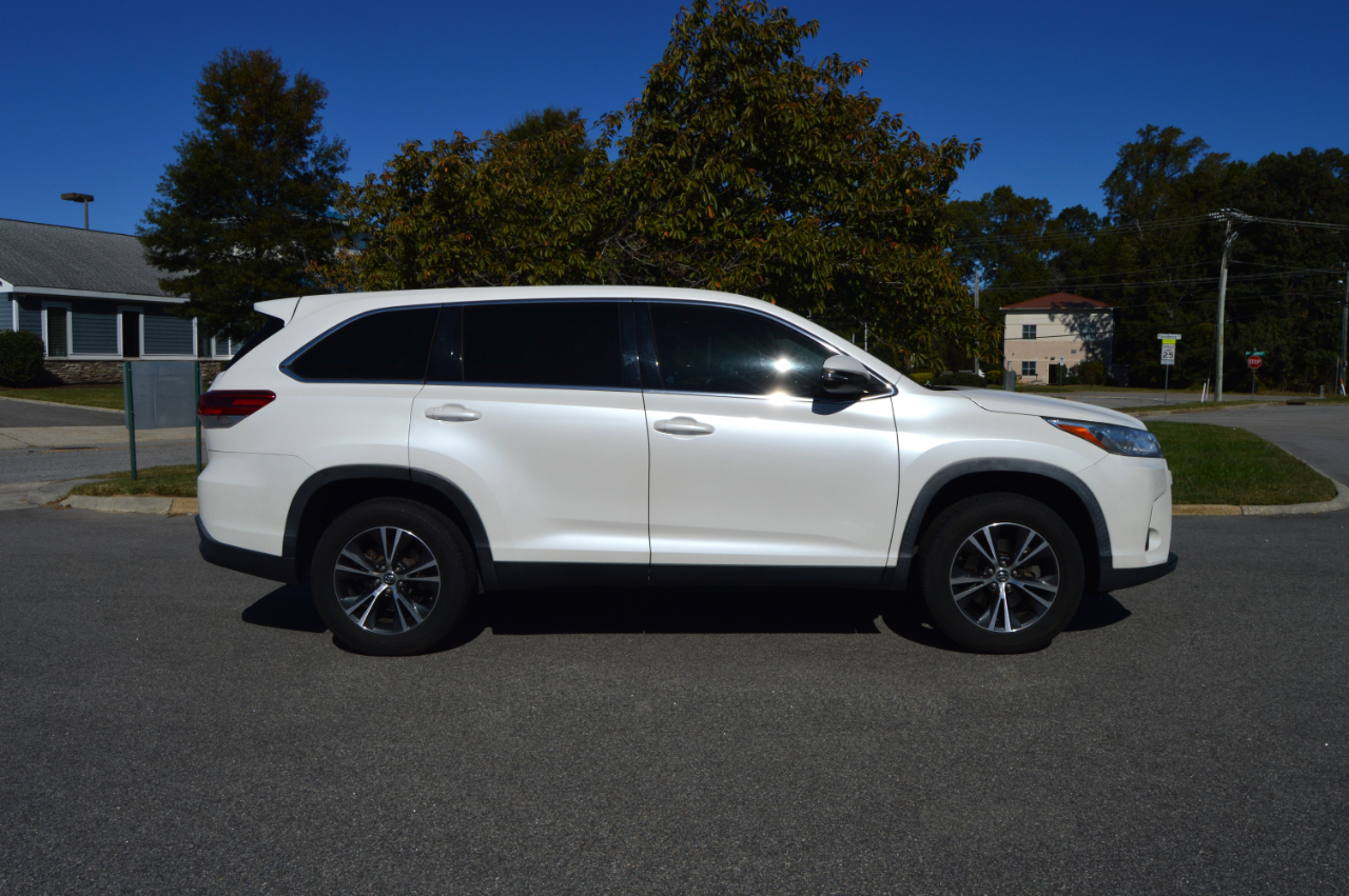 2019 Toyota Highlander LE photo 4