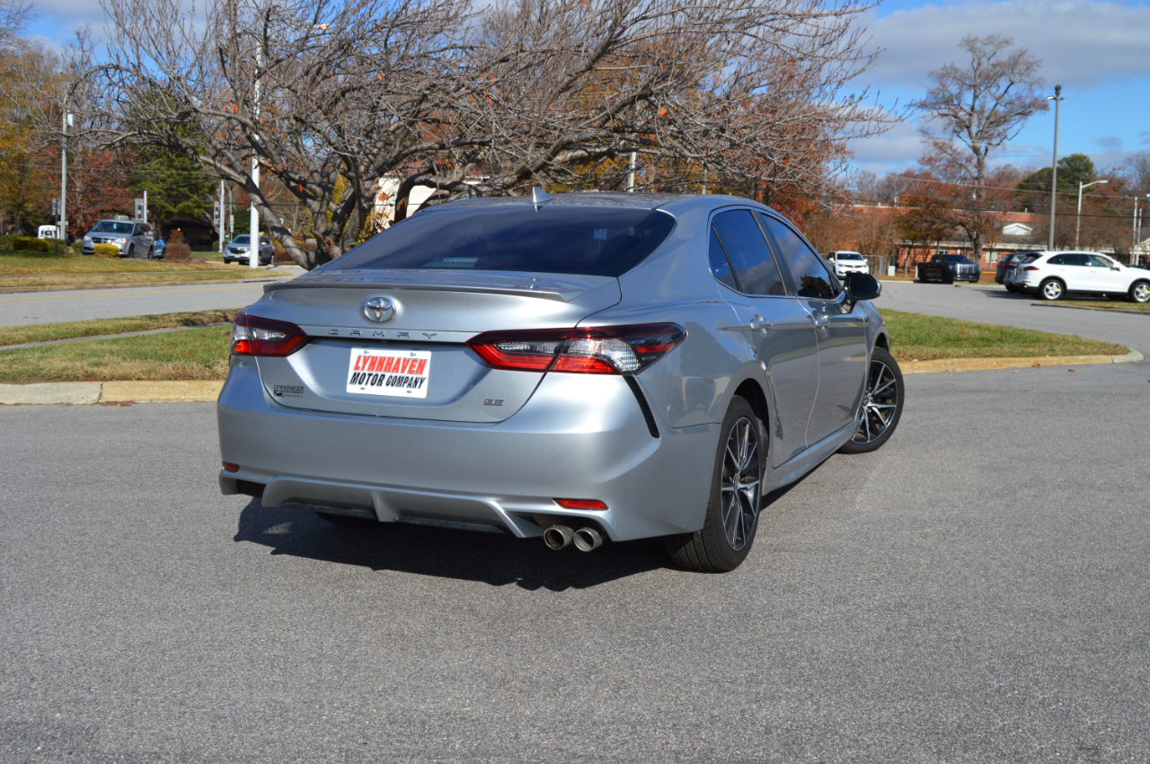 Toyota Camry SE 2021