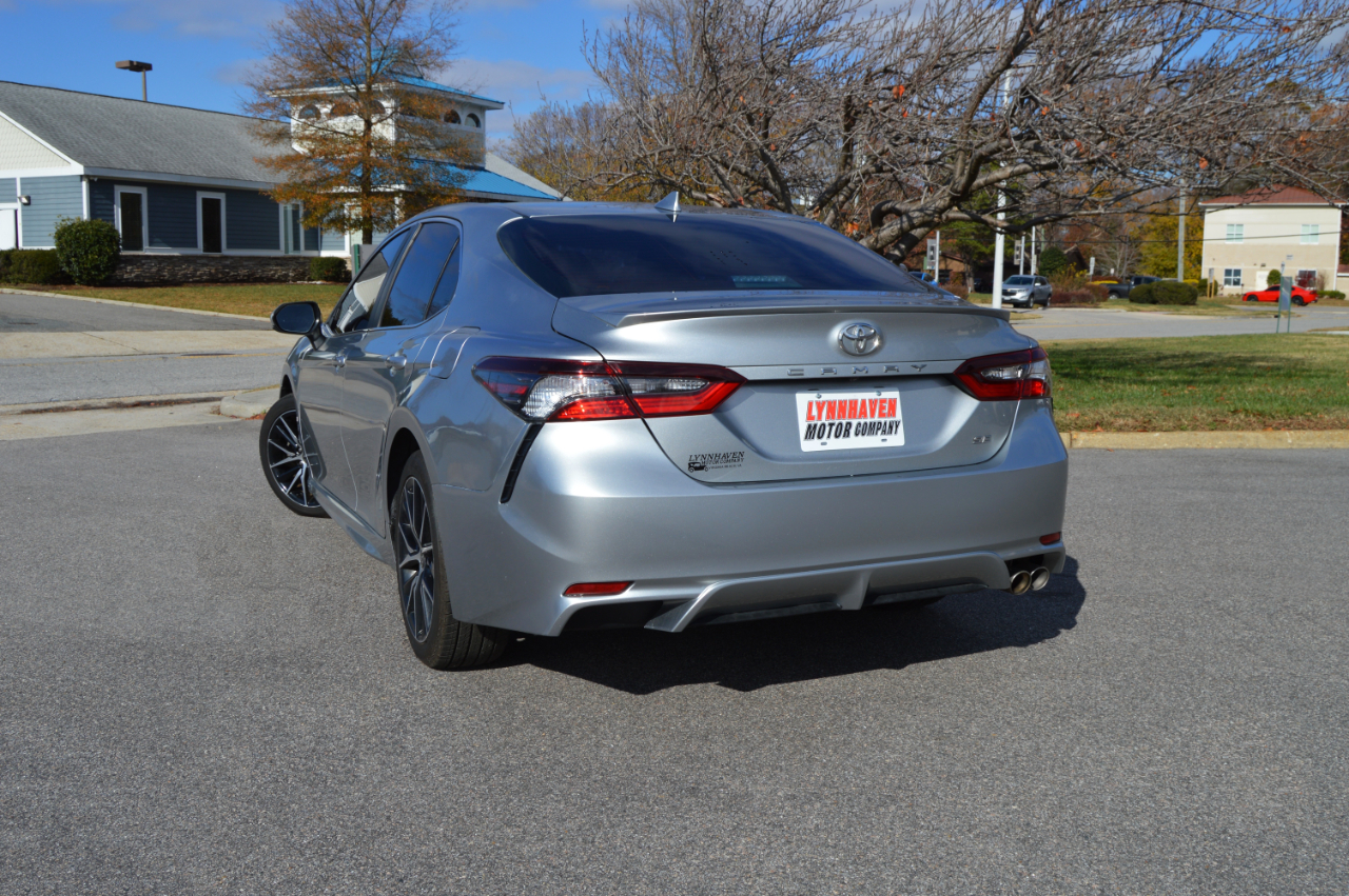 Toyota Camry SE 2021