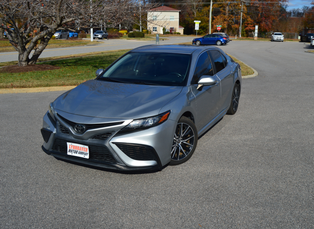 Toyota Camry SE 2021