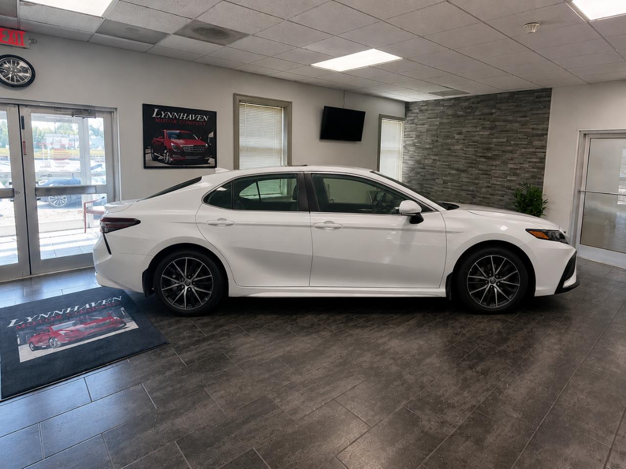 Toyota Camry SE 2022