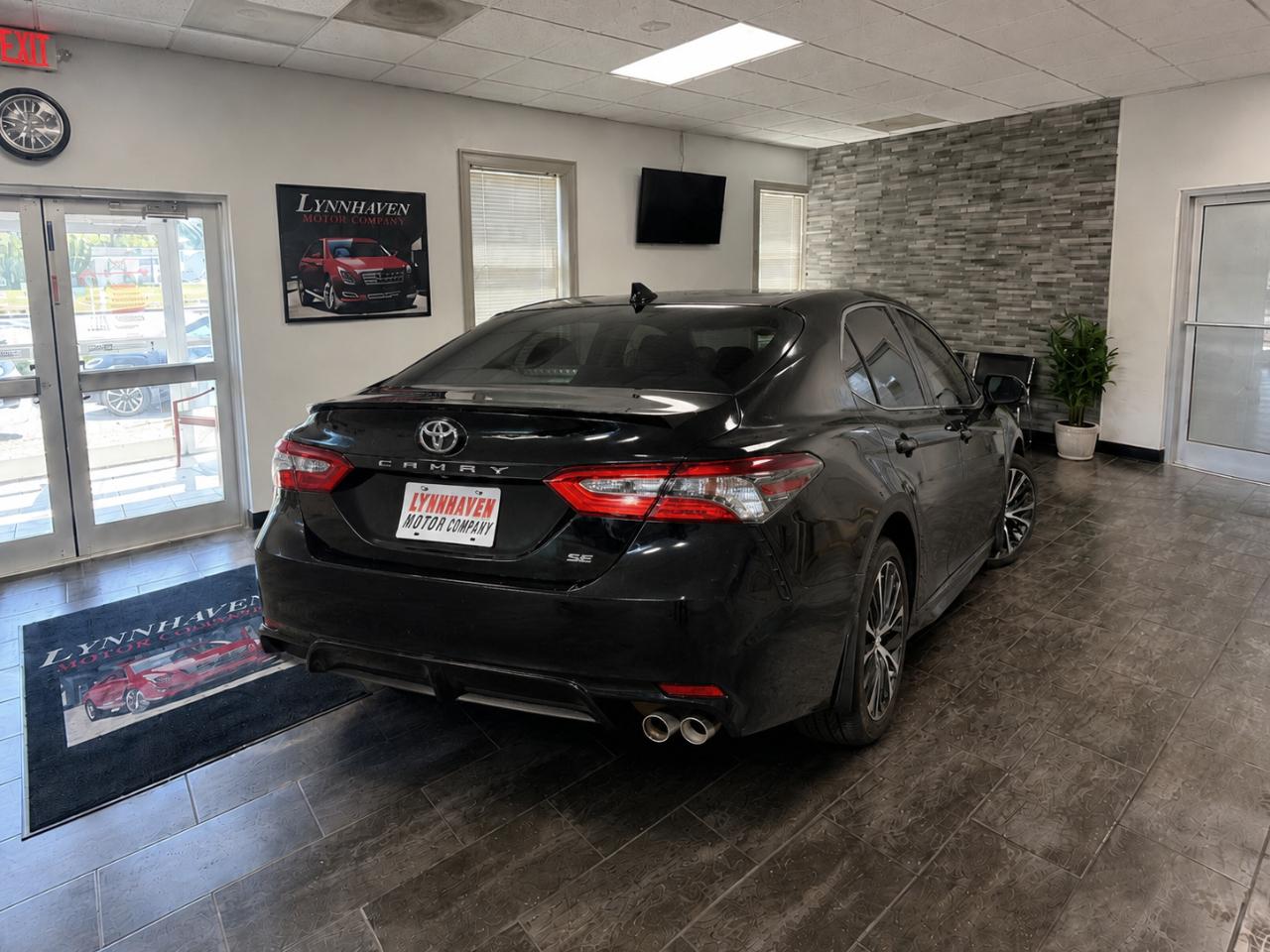 Toyota Camry SE 2021