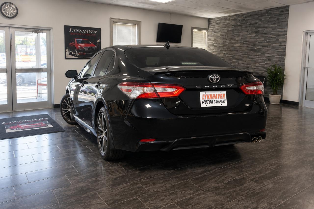 Toyota Camry SE 2021