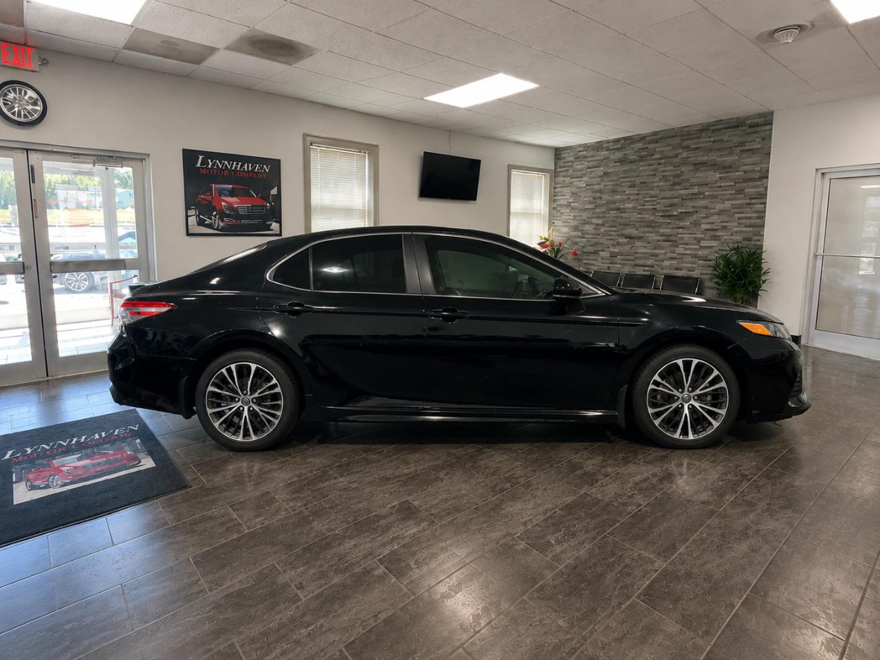 Toyota Camry SE 2021