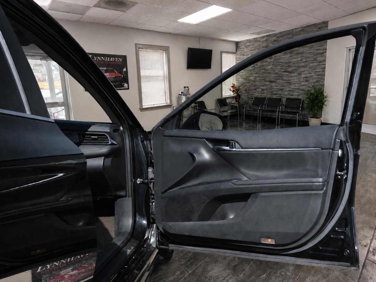 Toyota Camry SE 2021