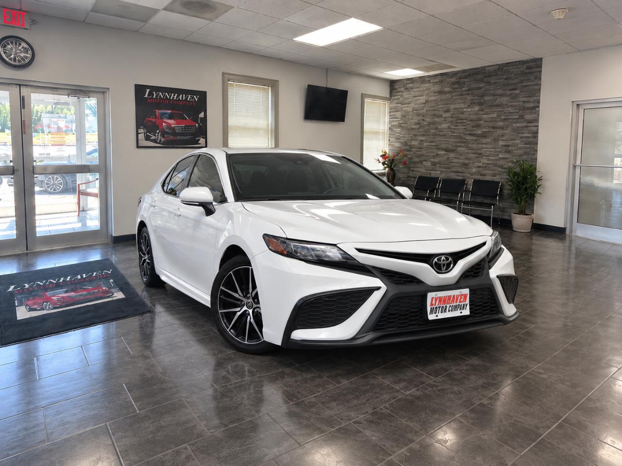 Toyota Camry SE 2021