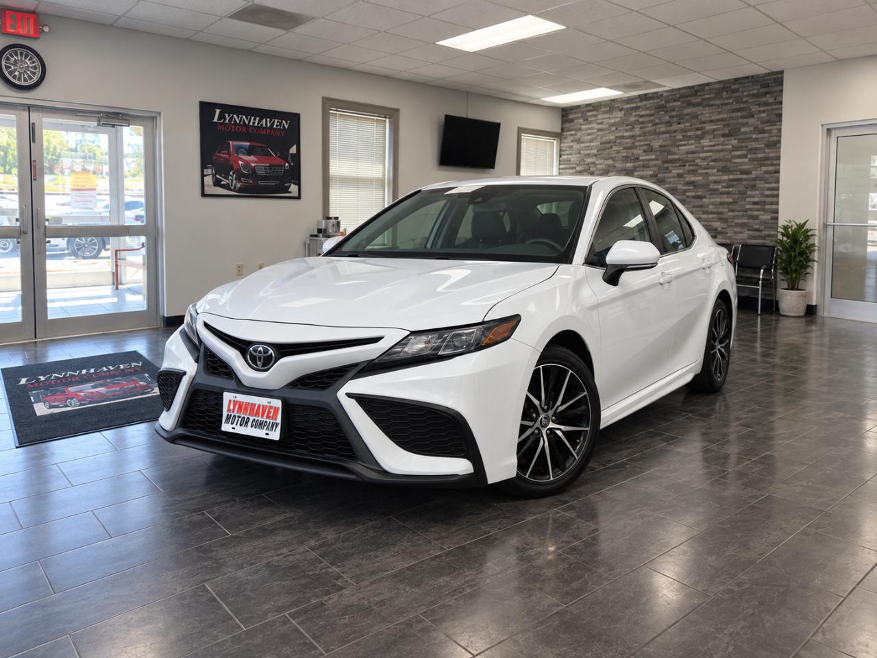 Toyota Camry SE 2021