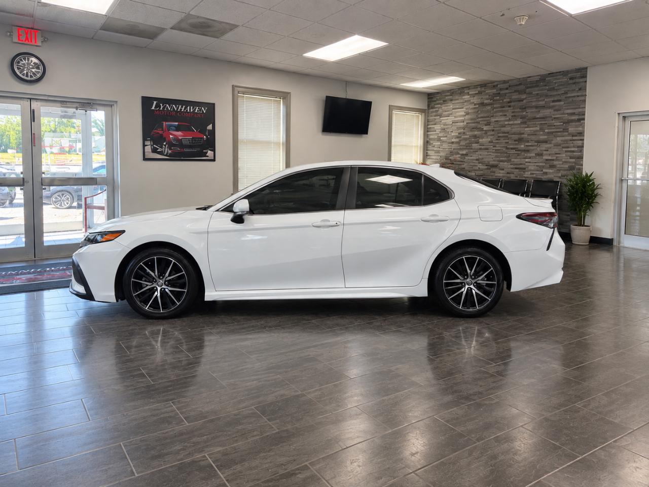Toyota Camry SE 2021