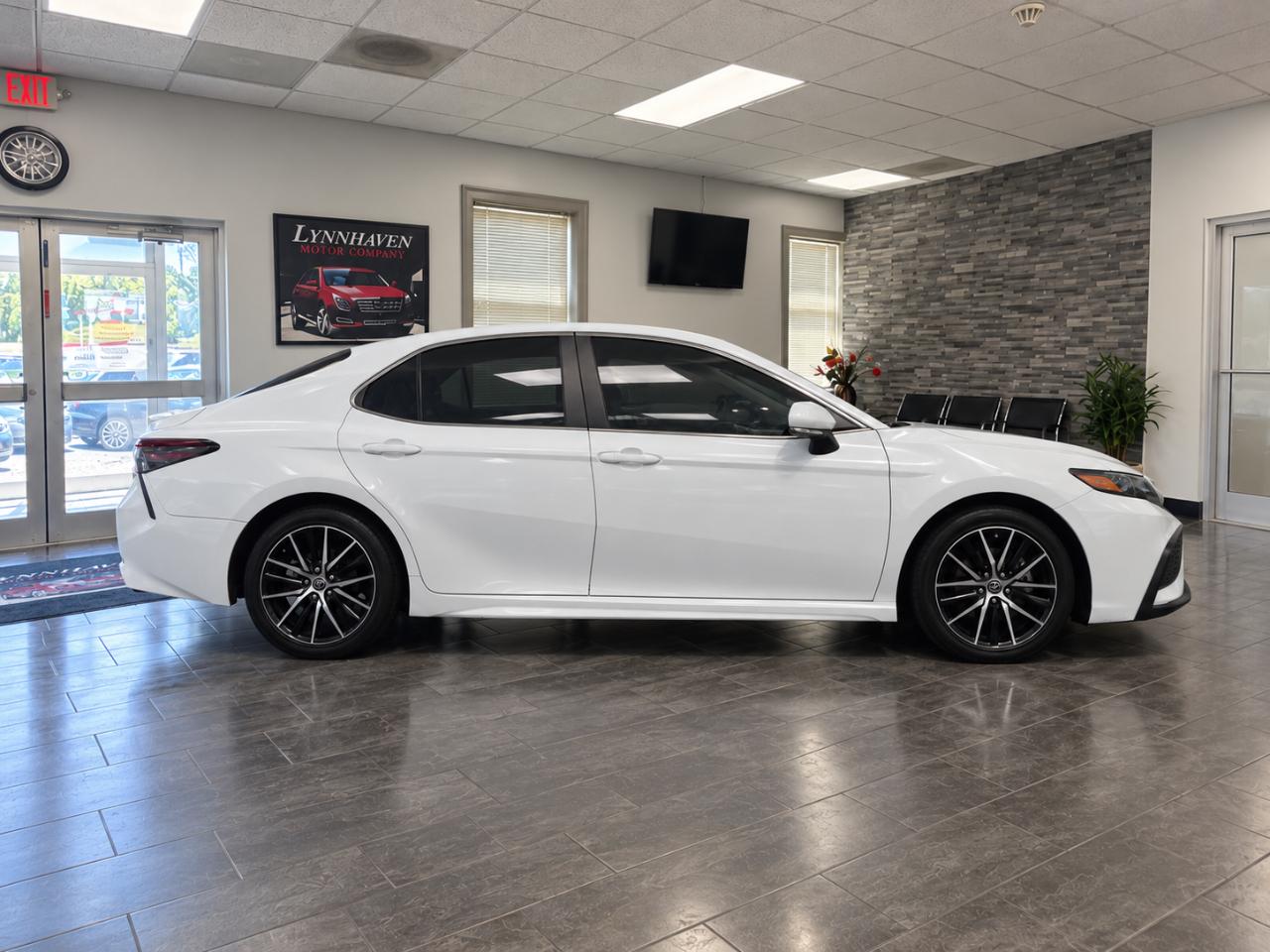 Toyota Camry SE 2021