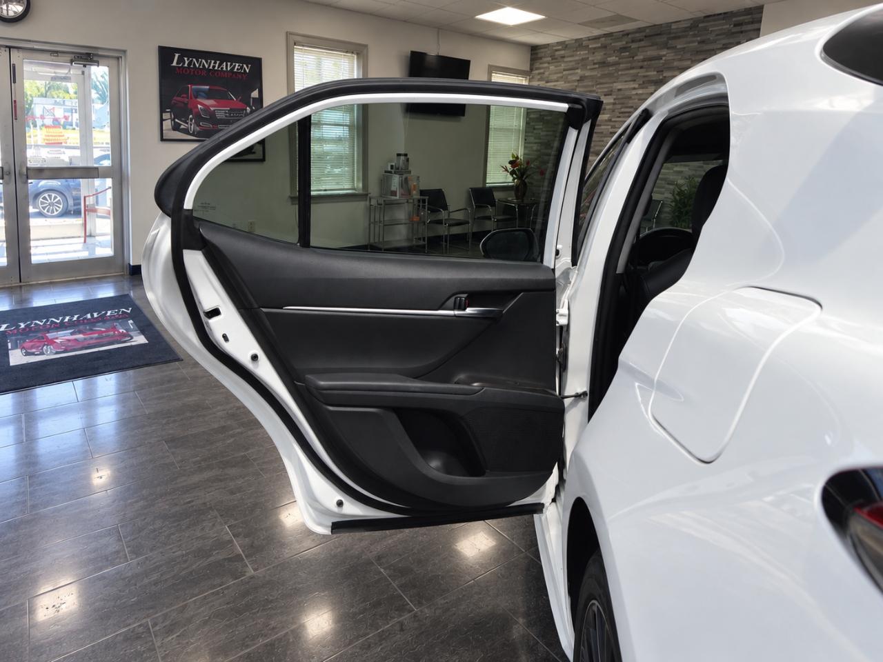 Toyota Camry SE 2021
