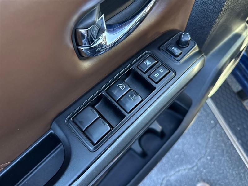 Nissan Titan Platinum Reserve Crew Cab 4WD 2017