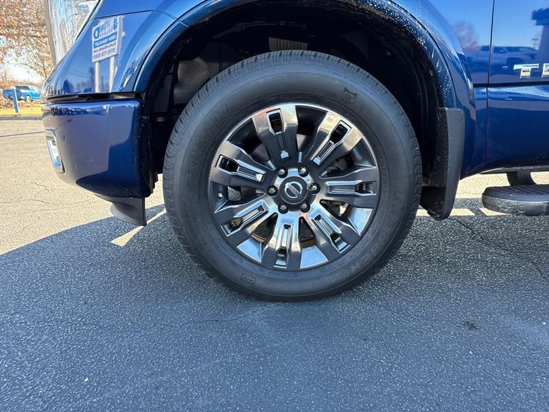 Nissan Titan Platinum Reserve Crew Cab 4WD 2017