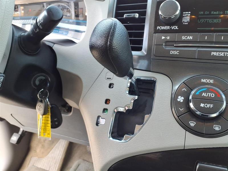 Toyota Sienna LE FWD 8-Passenger V6 2014