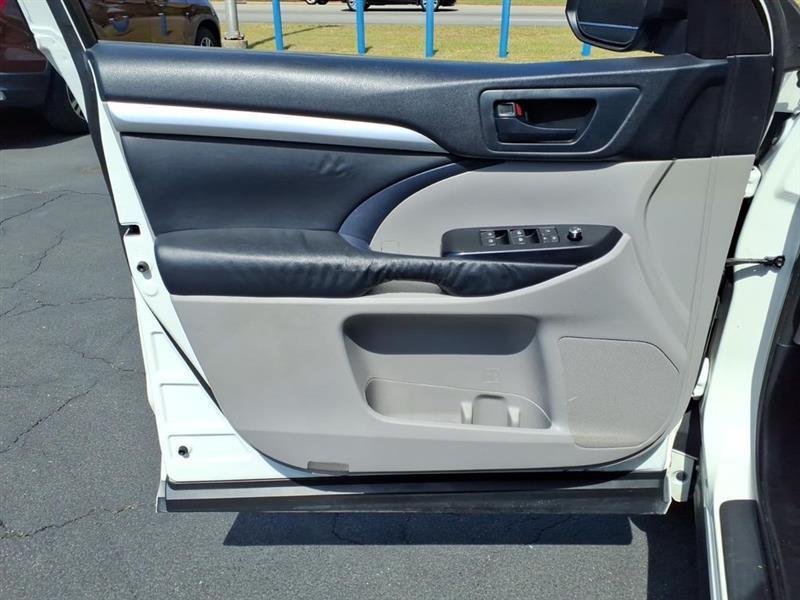 Toyota Highlander LE FWD V6 2015