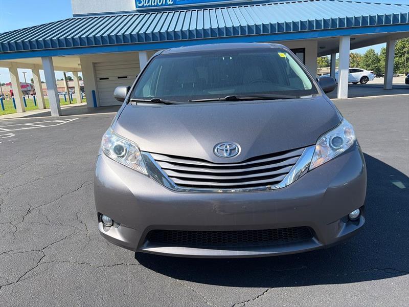 Toyota Sienna XLE 7-Passenger AWD 2017
