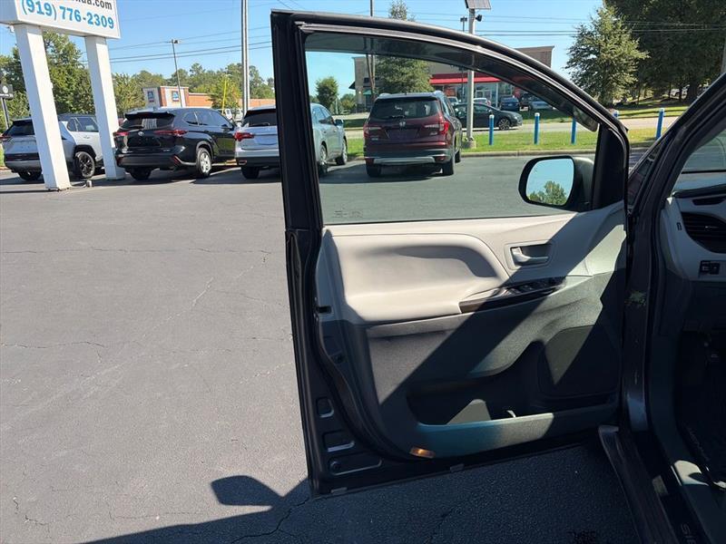 Toyota Sienna XLE 7-Passenger AWD 2017