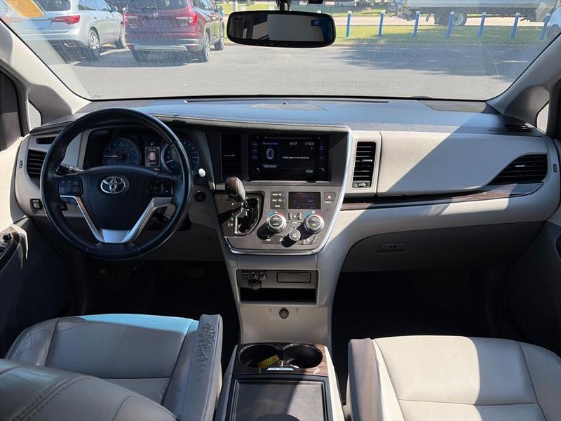 Toyota Sienna XLE 7-Passenger AWD 2017