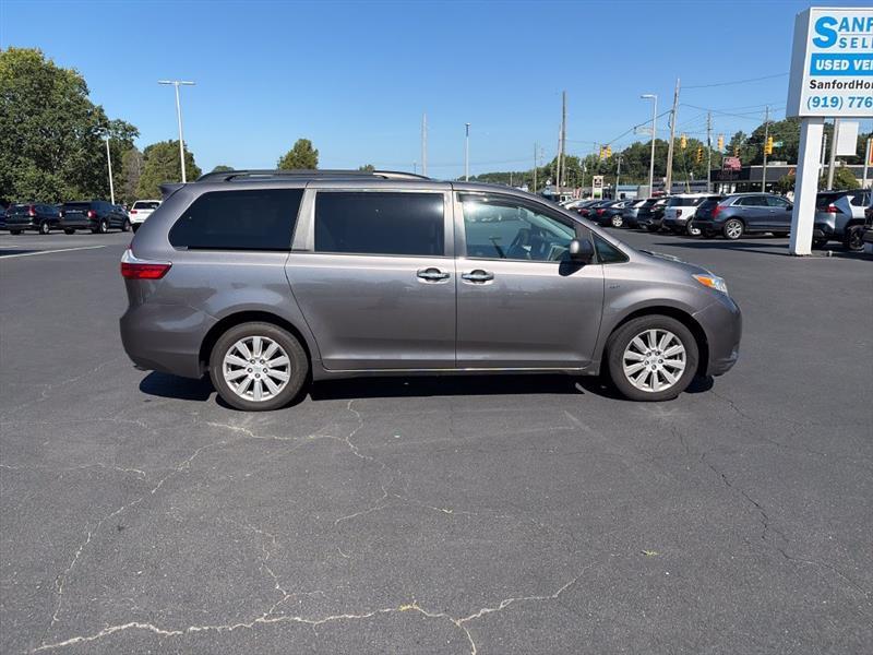 Toyota Sienna XLE 7-Passenger AWD 2017