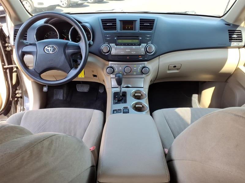 Toyota Highlander Base 4WD 2011