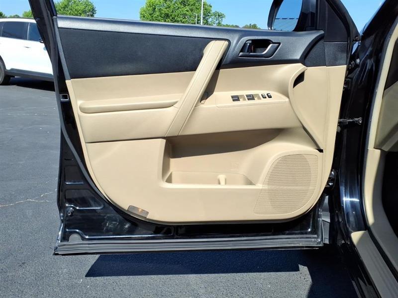 Toyota Highlander Base 4WD 2011