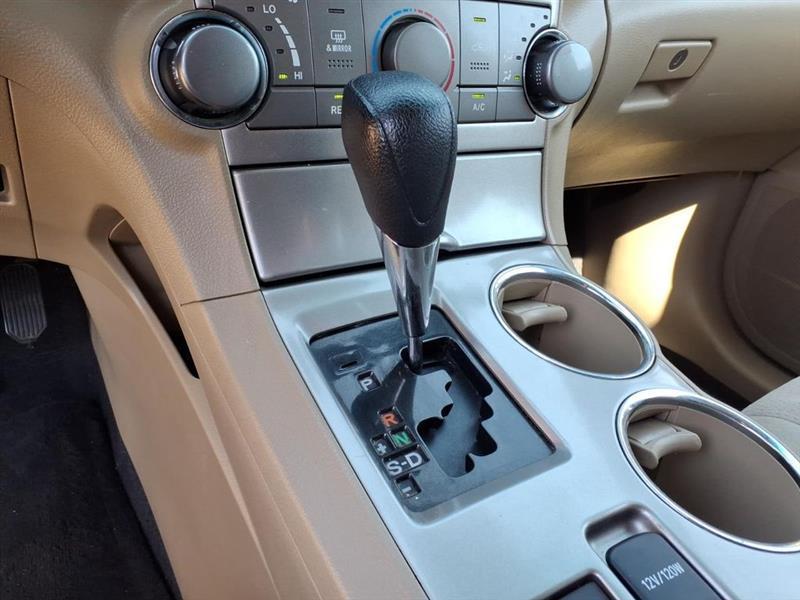 Toyota Highlander Base 4WD 2011