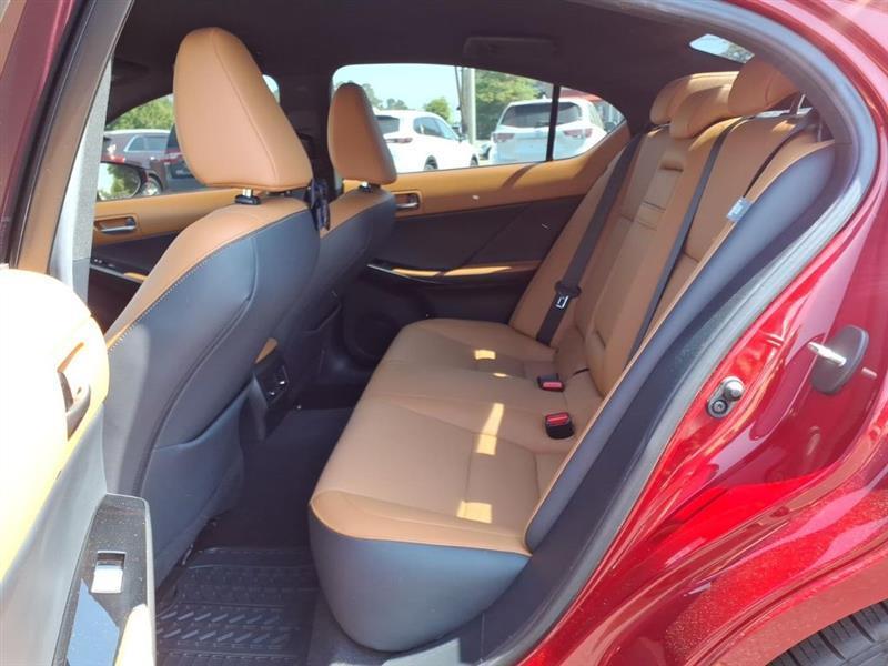 Lexus IS 300 RWD 2021