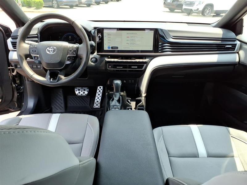Toyota Camry Hybrid XLE 2025