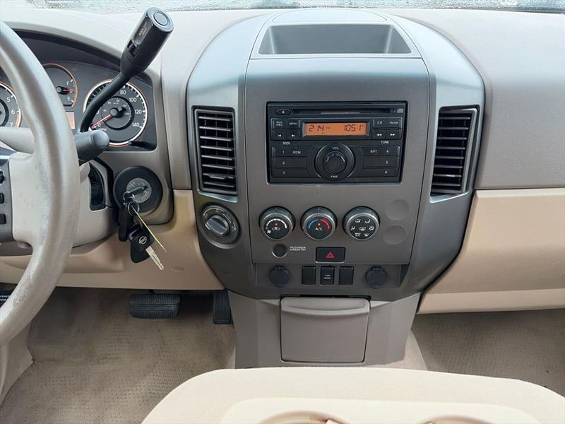Nissan Titan XE Crew Cab 4WD SWB 2009