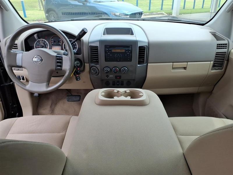 Nissan Titan XE Crew Cab 4WD SWB 2009