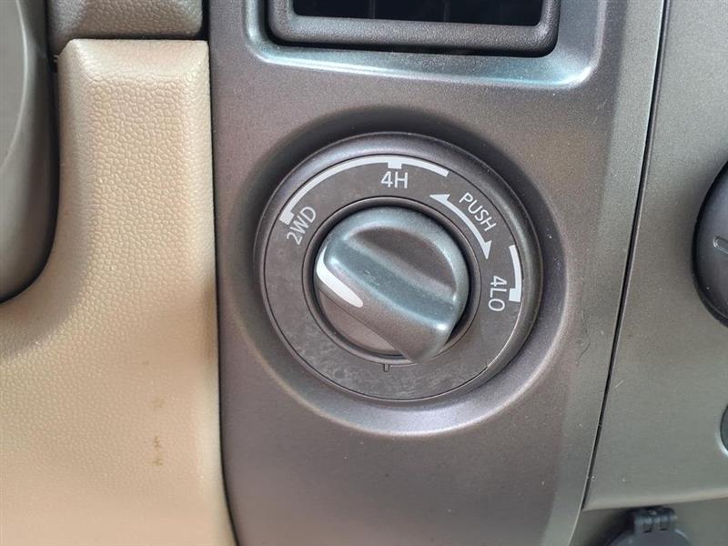 Nissan Titan XE Crew Cab 4WD SWB 2009