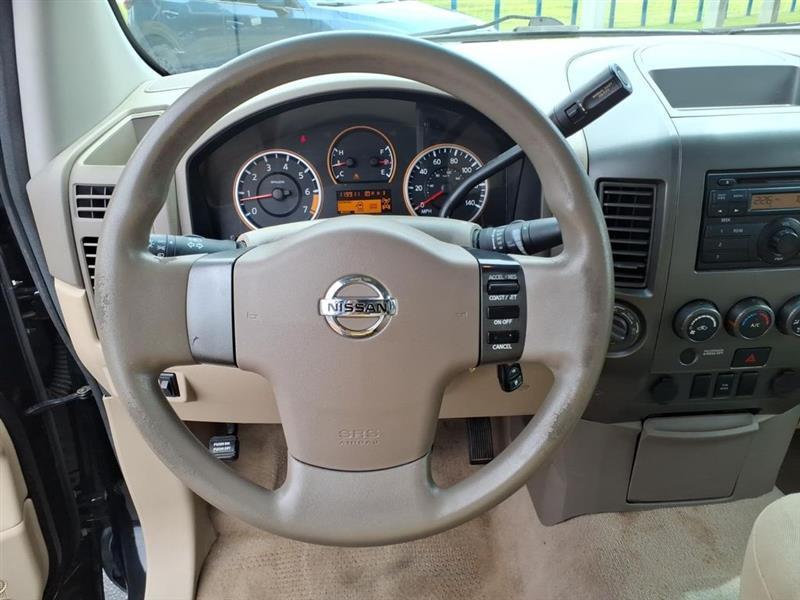 Nissan Titan XE Crew Cab 4WD SWB 2009