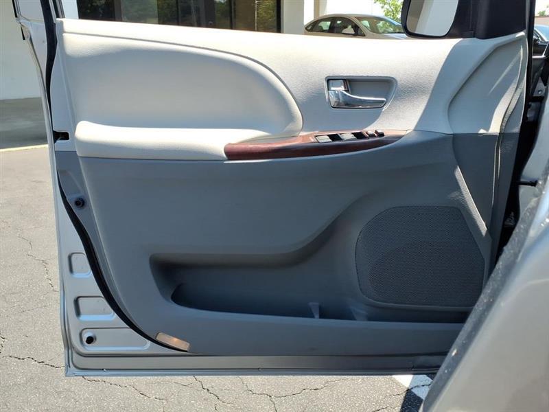 Toyota Sienna Limited AWD 7-Passenger V6 2014