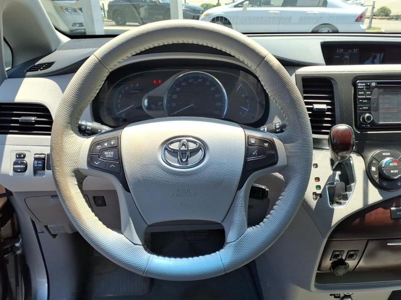 Toyota Sienna Limited AWD 7-Passenger V6 2014