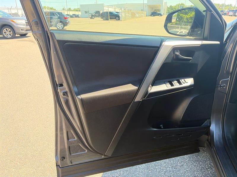 Toyota RAV4 LE FWD 2018