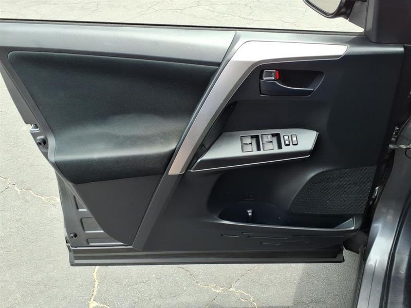 Toyota RAV4 LE FWD 2018