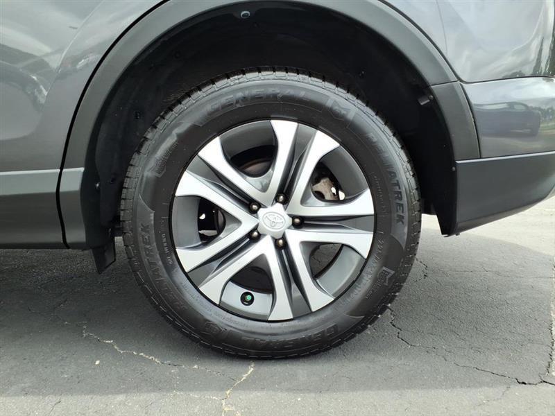 Toyota RAV4 LE FWD 2018