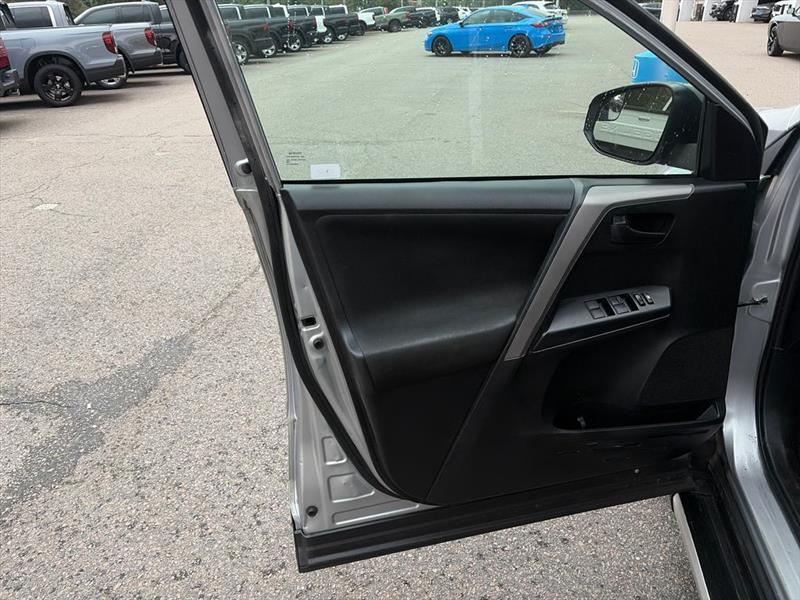 Toyota RAV4 LE AWD 2018