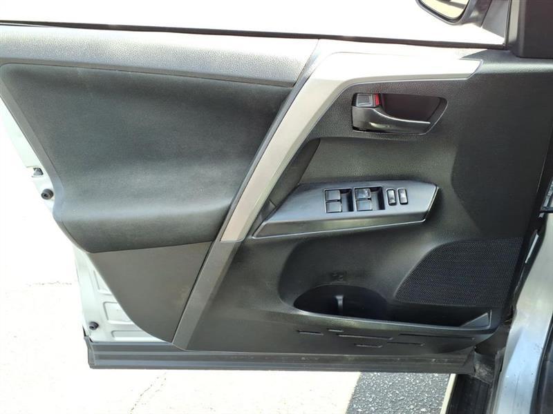 Toyota RAV4 LE AWD 2018