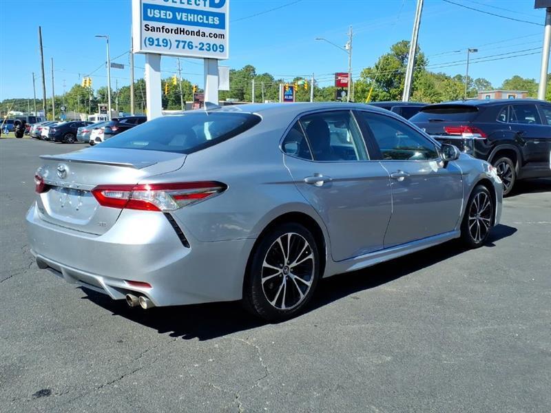 Toyota Camry SE 2020