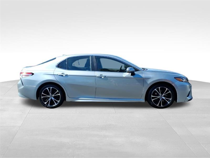 Toyota Camry SE 2020