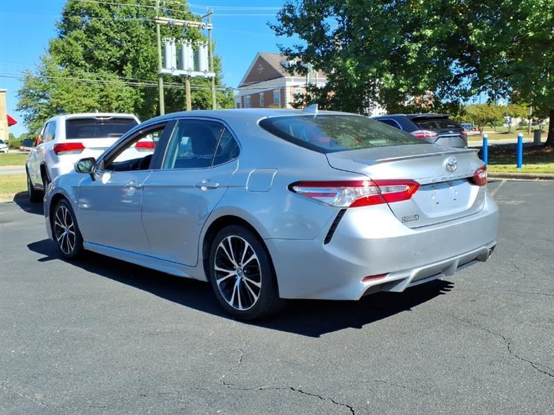 Toyota Camry SE 2020