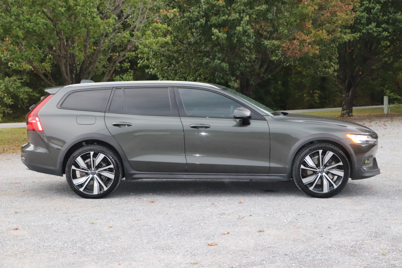 2021 Volvo V60 Momentum photo 2