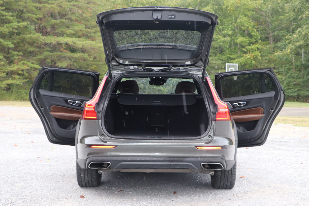 2021 Volvo V60 Momentum photo 5