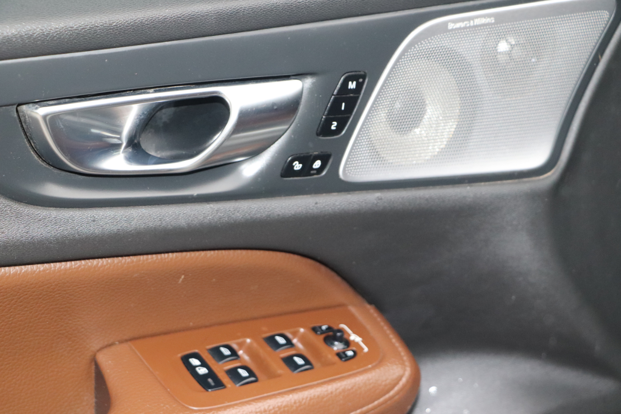 2021 Volvo V60 Momentum photo 9