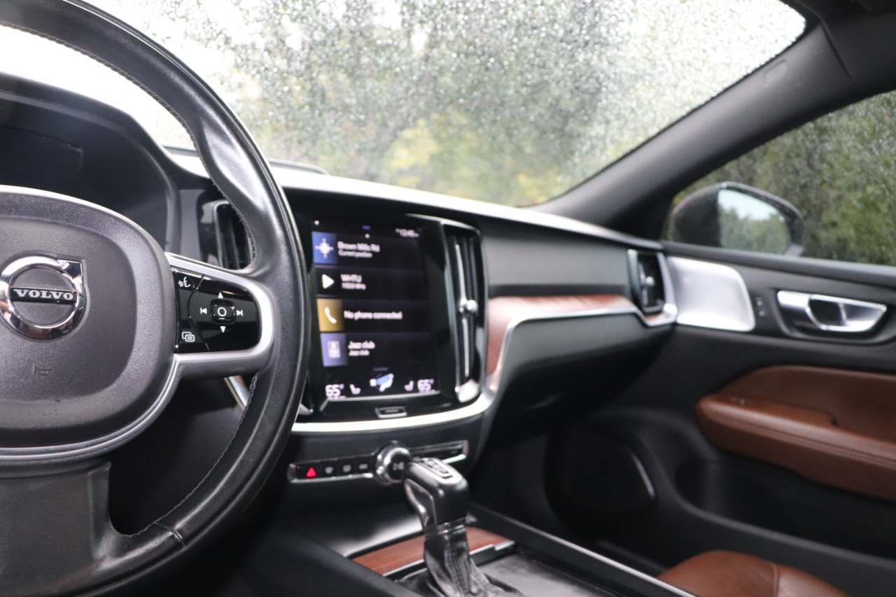 2021 Volvo V60 Momentum photo 11