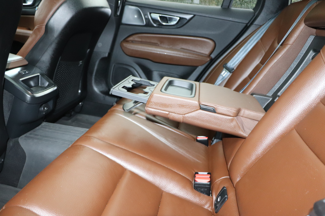 2021 Volvo V60 Momentum photo 14