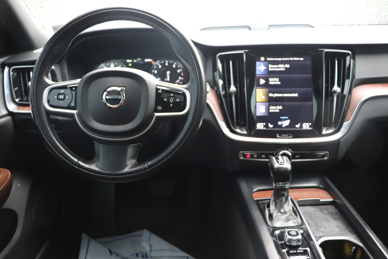 2021 Volvo V60 Momentum photo 16