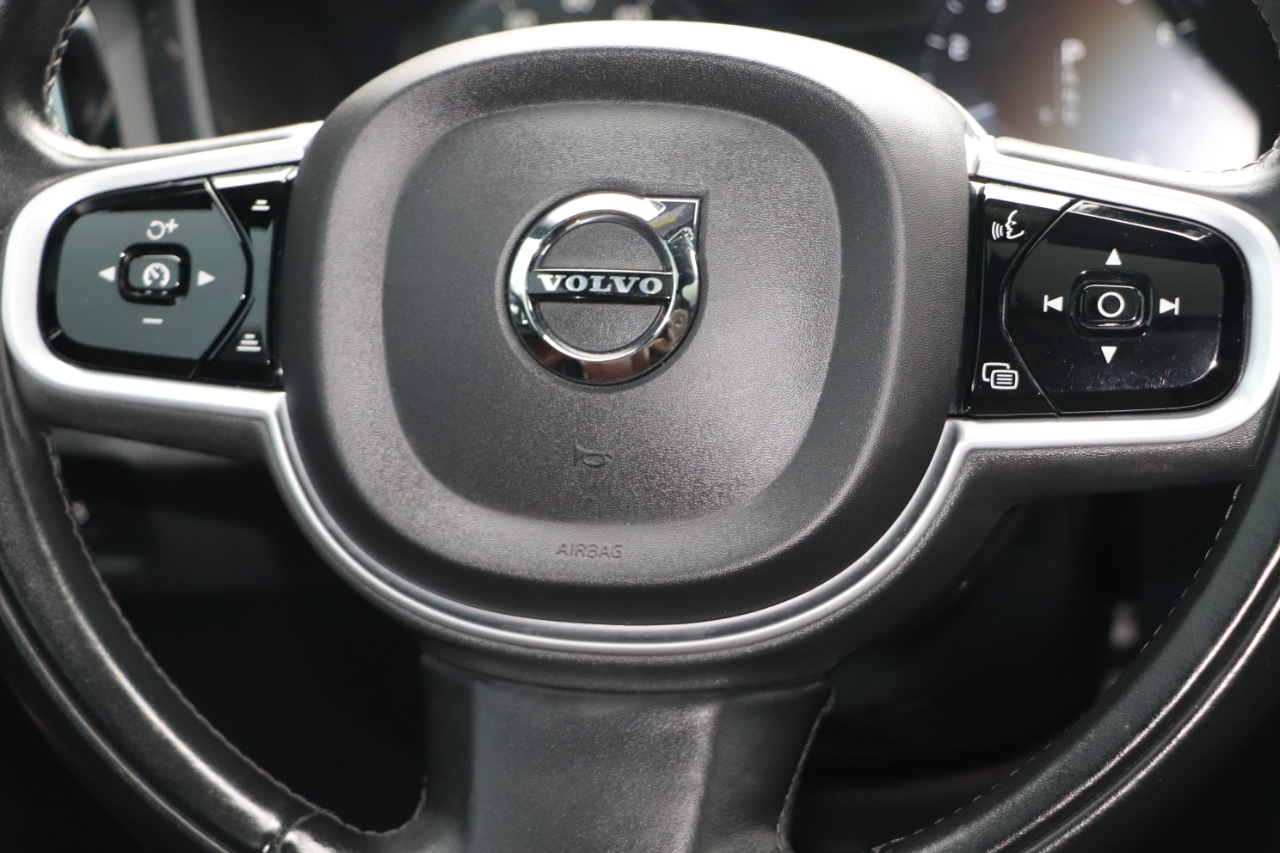 2021 Volvo V60 Momentum photo 17